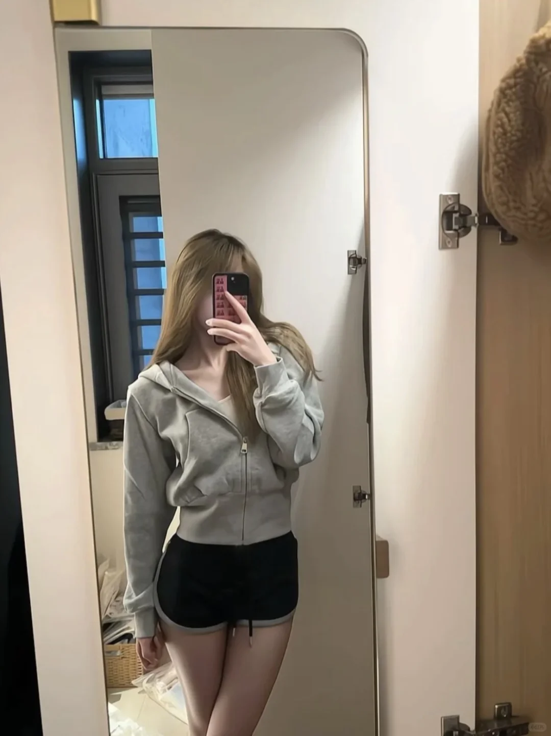 这件白灰色连帽短外套简直是显腰神衣！