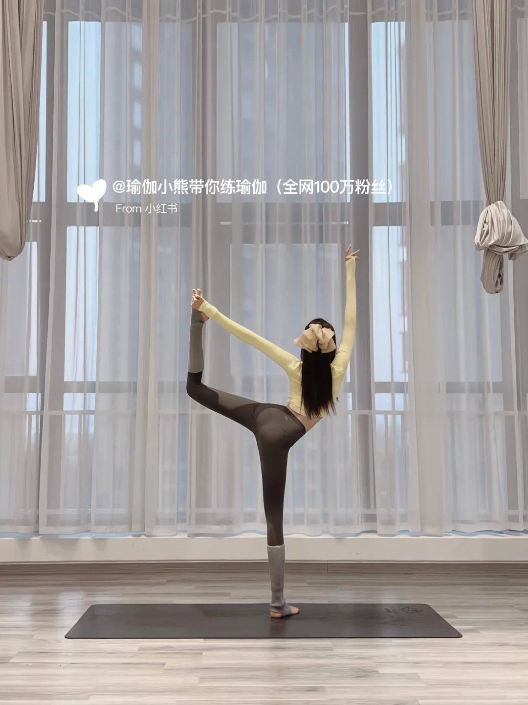 瑜伽拍照巨出片！交叉衫锁死