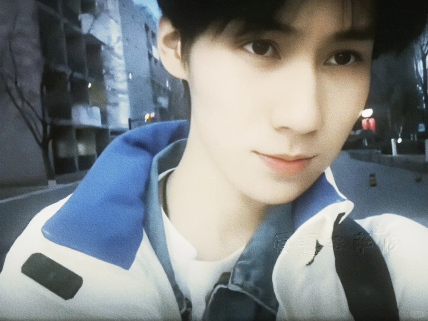 一张自修平板披萨壁纸