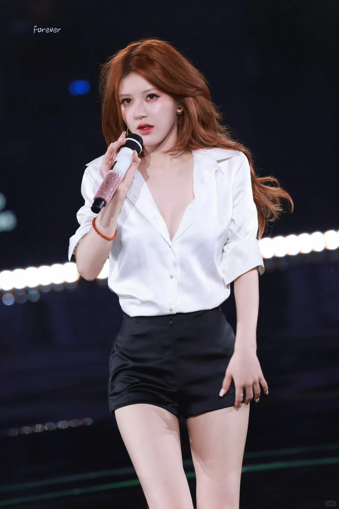 赵露思 敞领白衬衫 红色高跟鞋