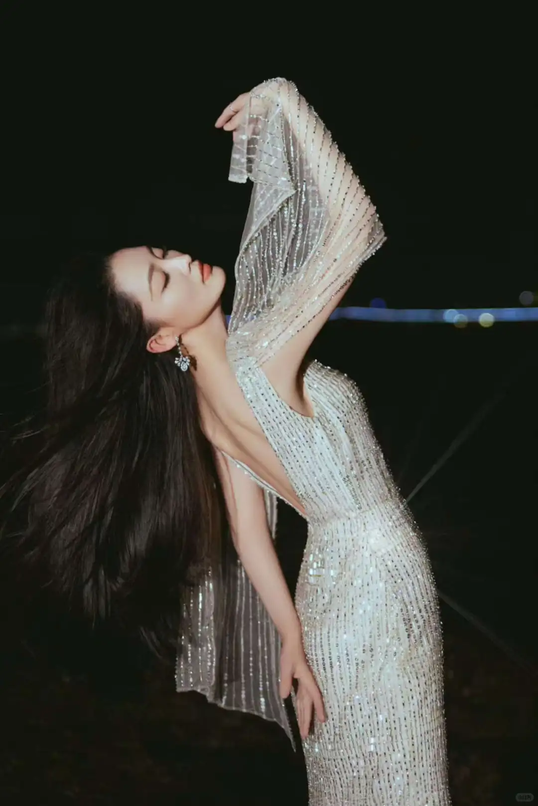 李沁 碎钻月光裙 开衩露美腿