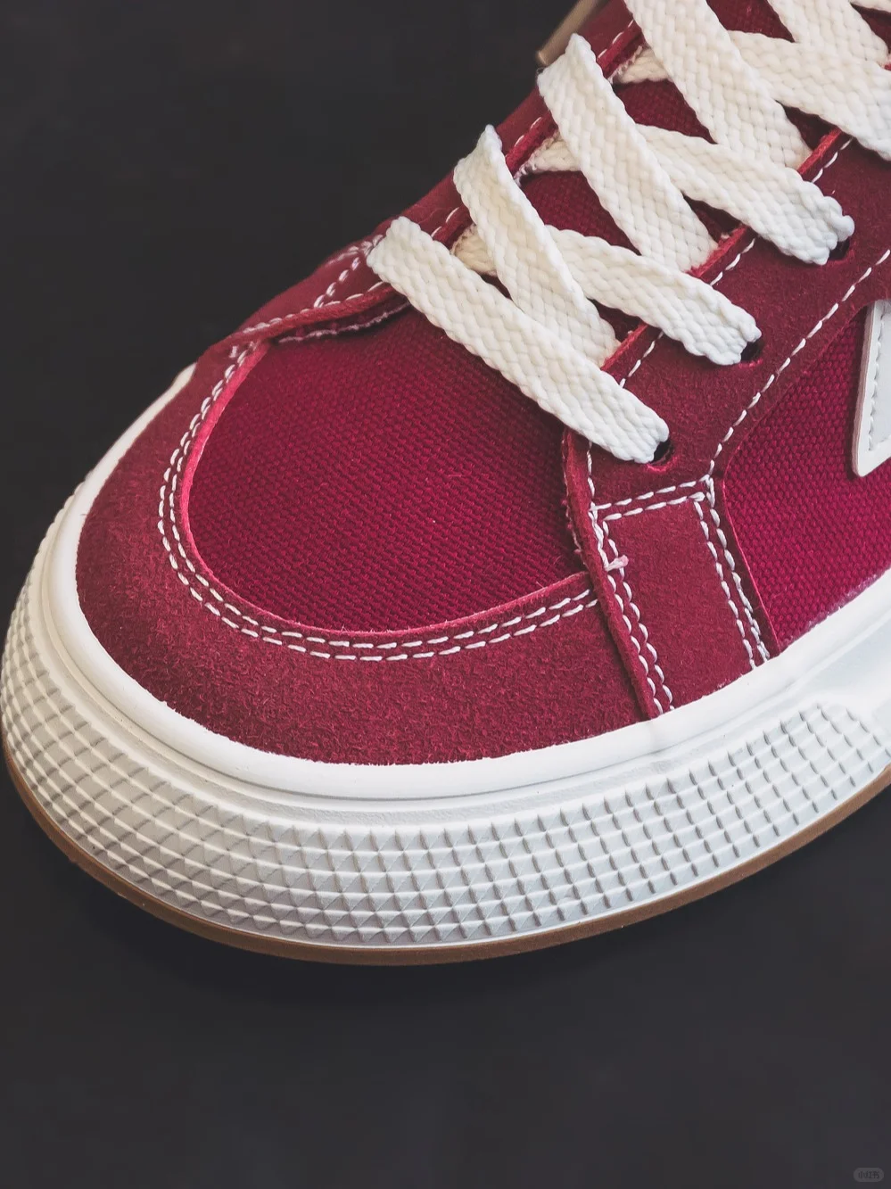 复古酒红板鞋，一键拿捏秋冬氛围感！