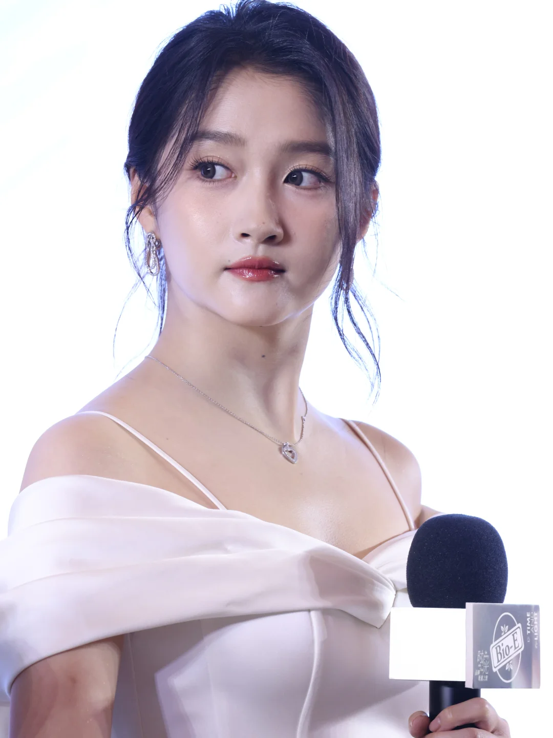 关晓彤活动生图，一字肩吊带裙身材比例惊人