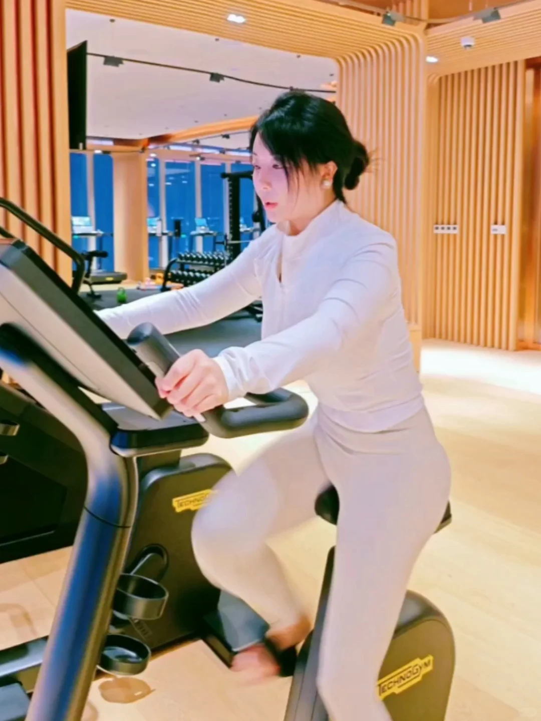 宠粉 ·安排 | 穿上瑜伽服总得摆摆花架子