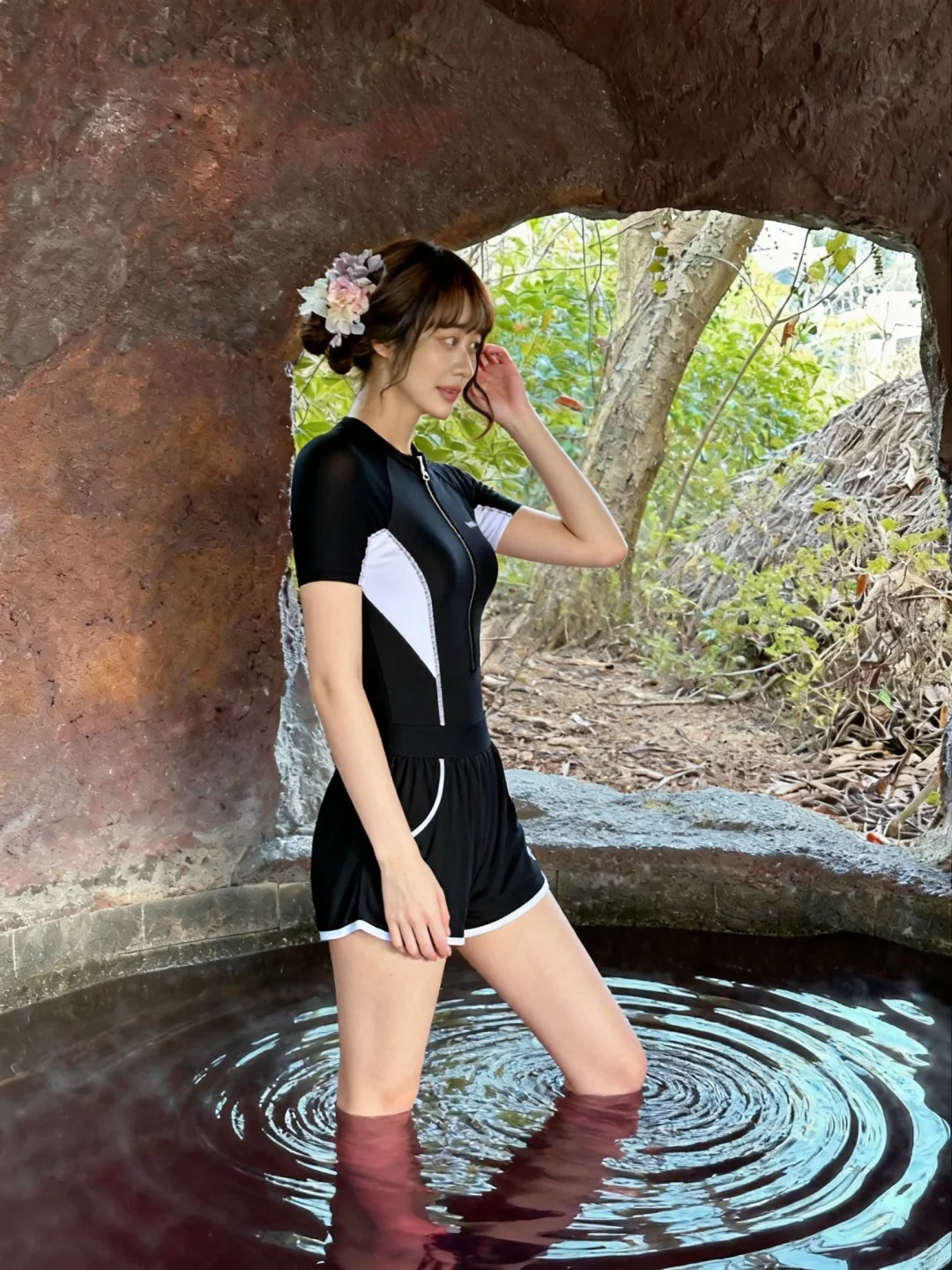 可以穿连体泳衣泡温泉吗？