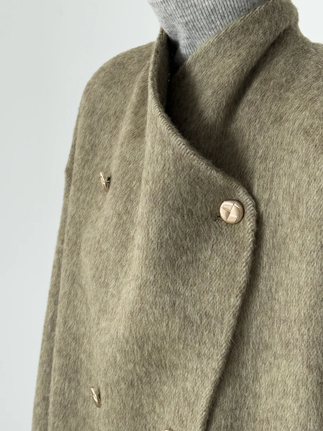 这件橄榄绿大衣的慵懒感~早八晚五很解压