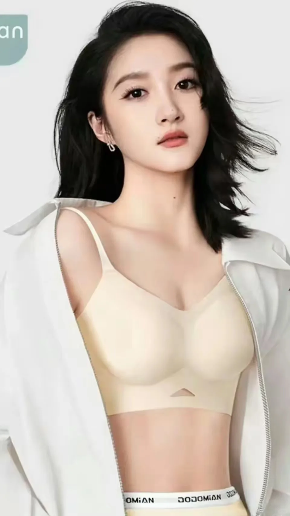 关晓彤:长发及腰，腿长及腰，胸哪去了？