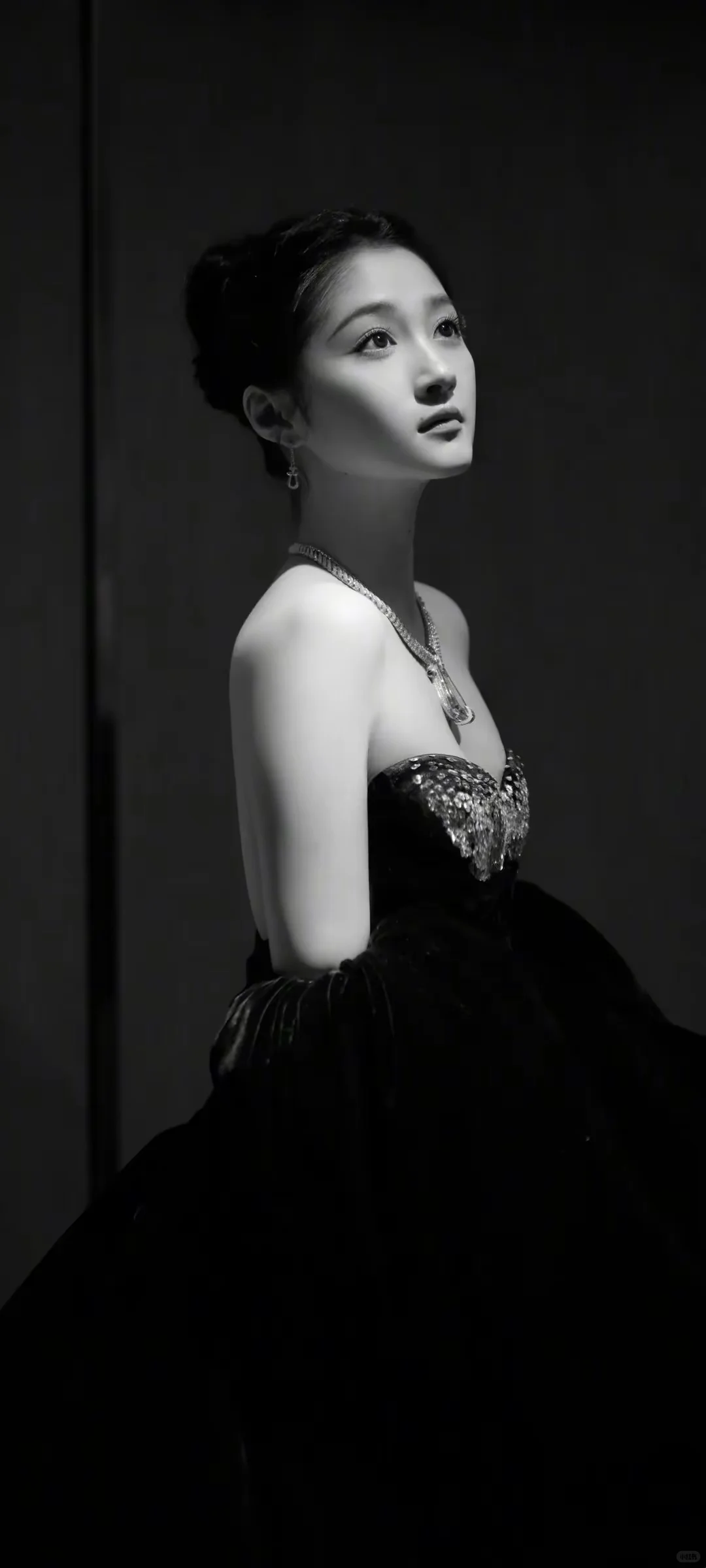 关晓彤:长发及腰，腿长及腰，胸哪去了？