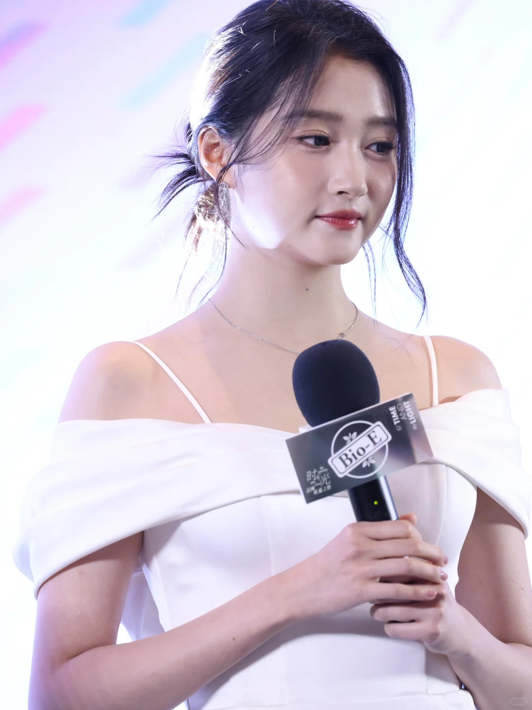 关晓彤活动生图，一字肩吊带裙身材比例惊人