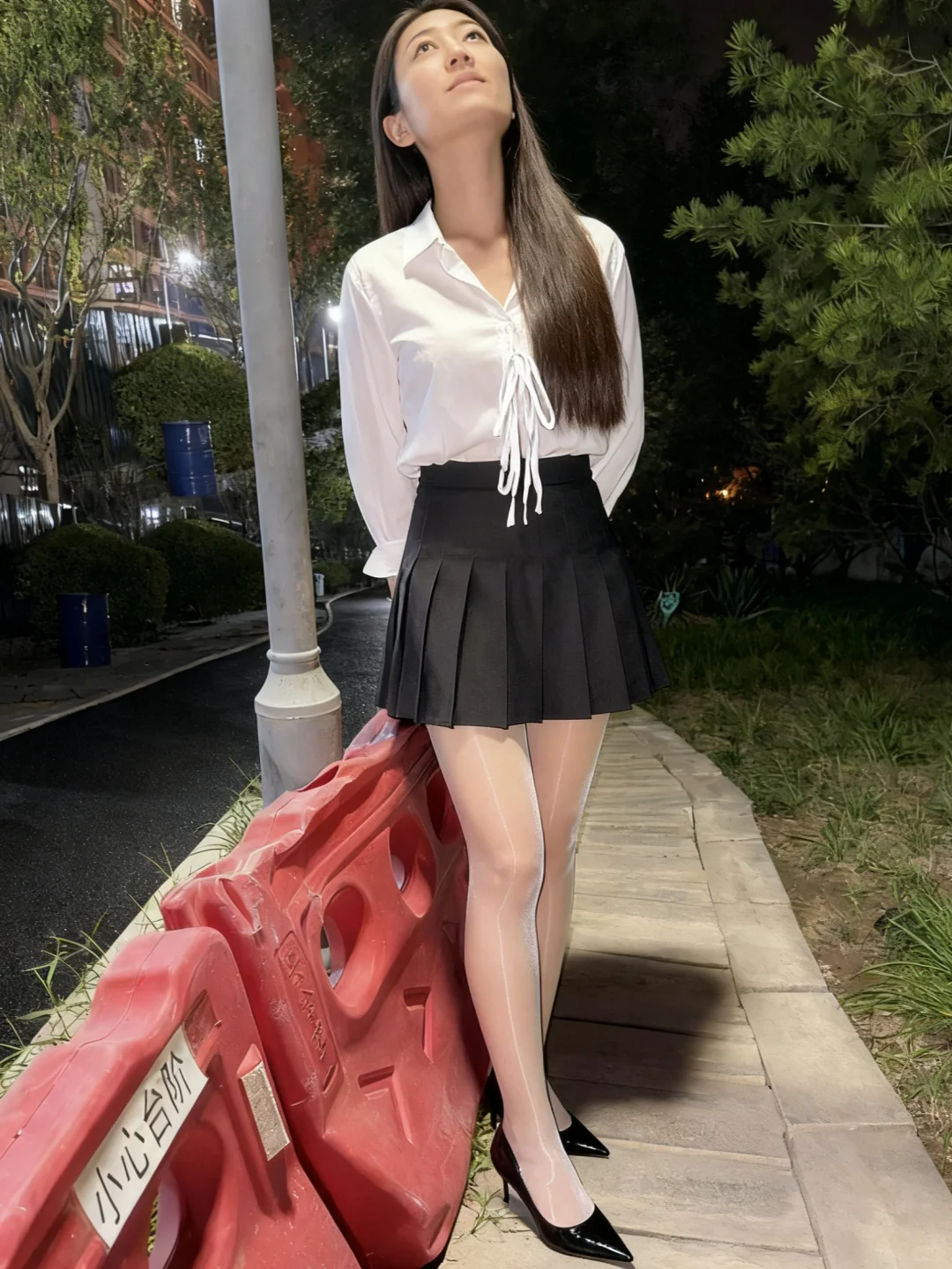 夜晚公园的 ootd｜纯欲感衬衫百褶裙穿搭