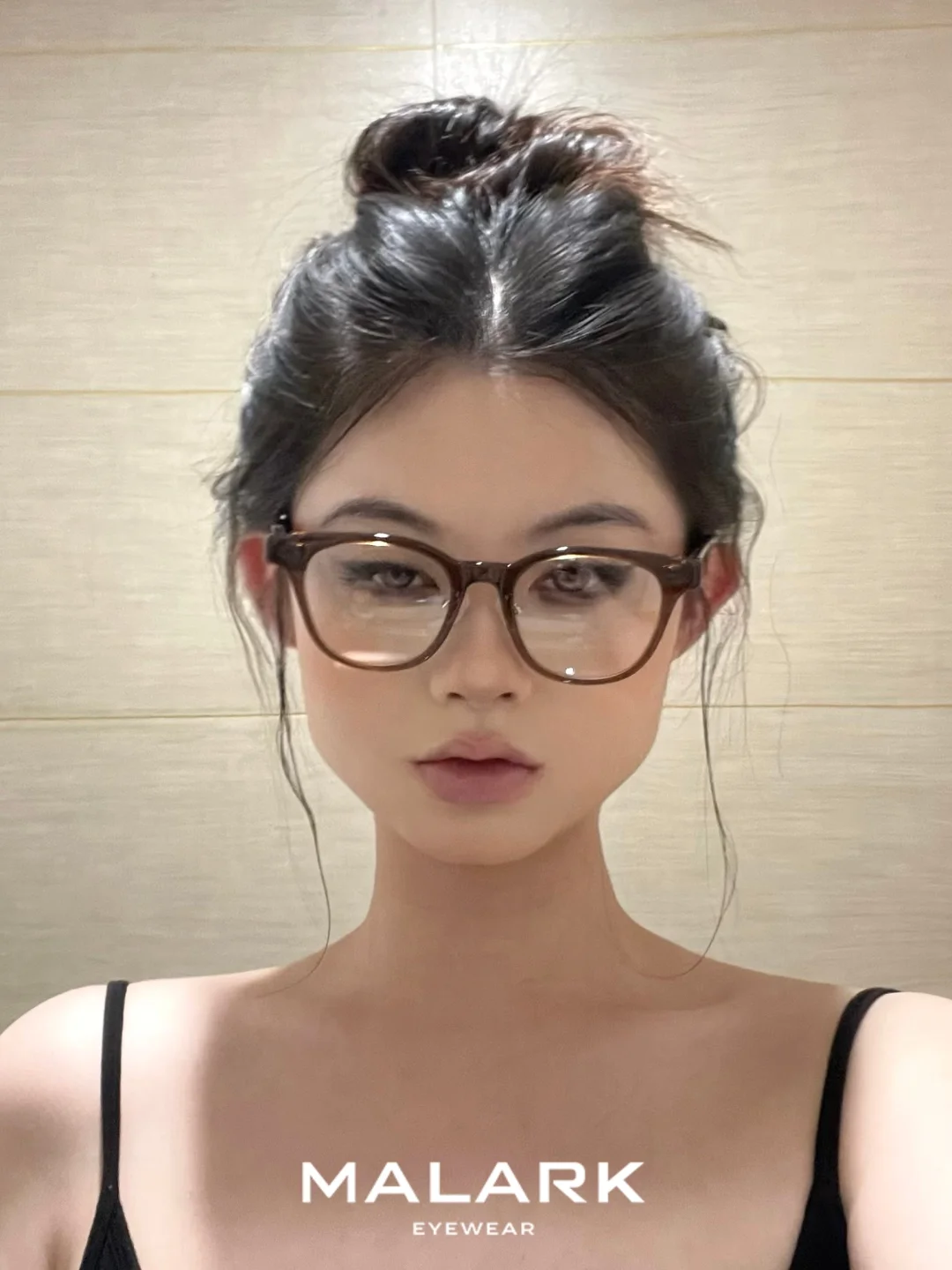 当方圆脸学会使用骨相配眼镜