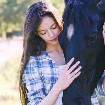 祝自然之女Mackenziefoy25岁生日快乐