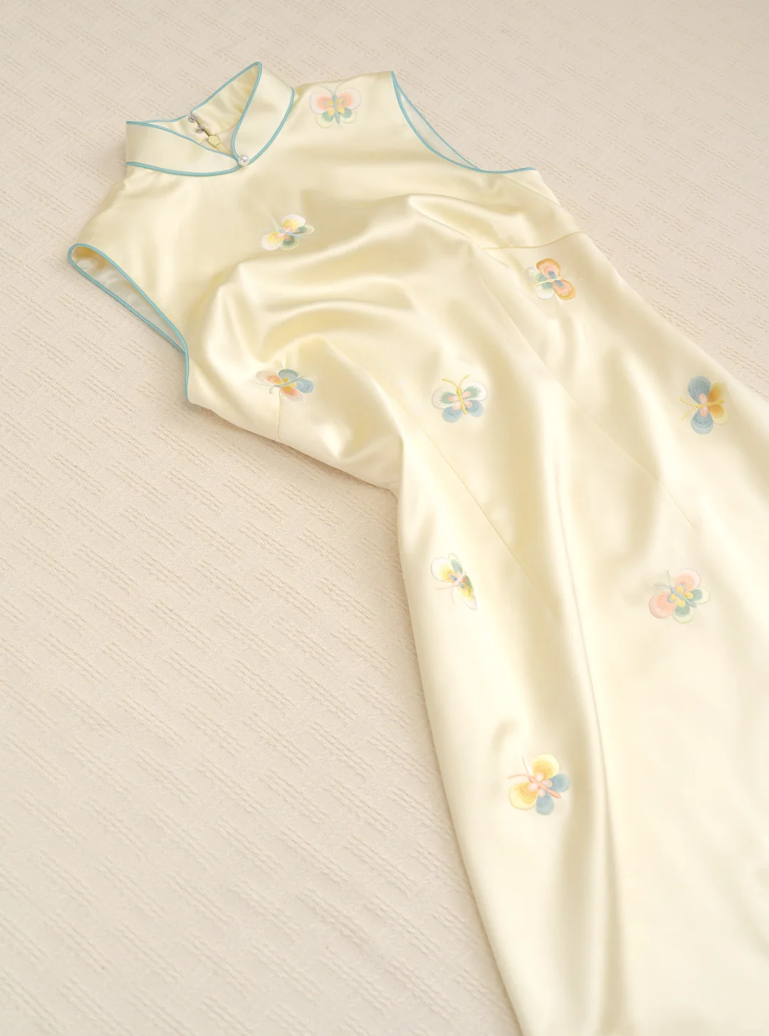 奶fufu的鹅黄小蝴蝶旗袍~