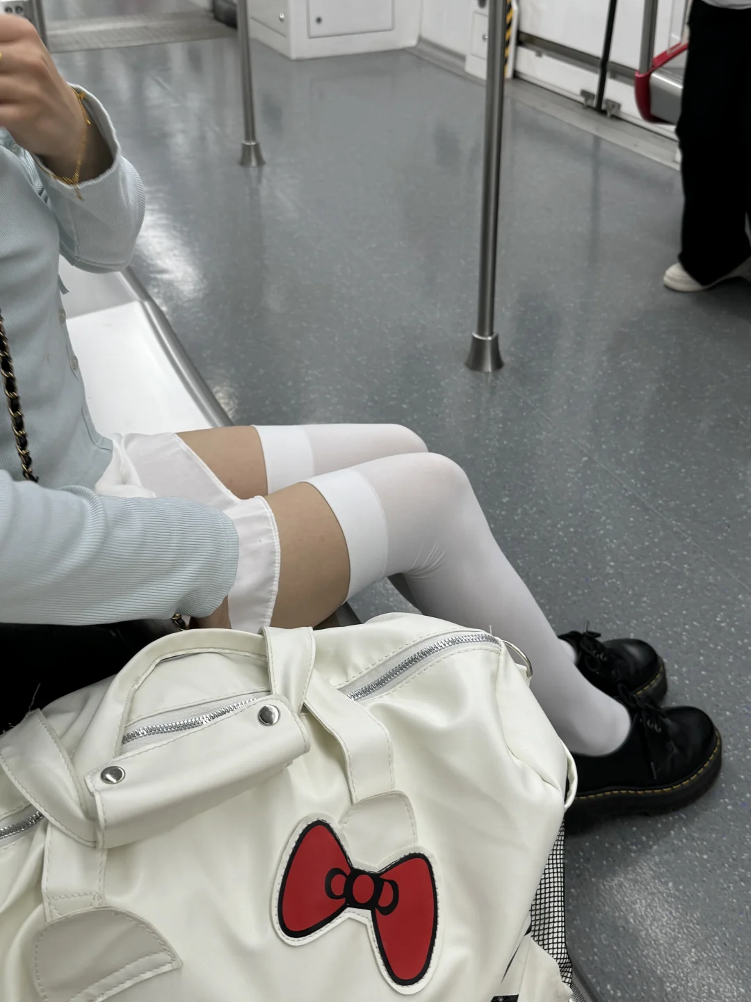 坐地铁看到的！穿过膝袜的女生到底咋…