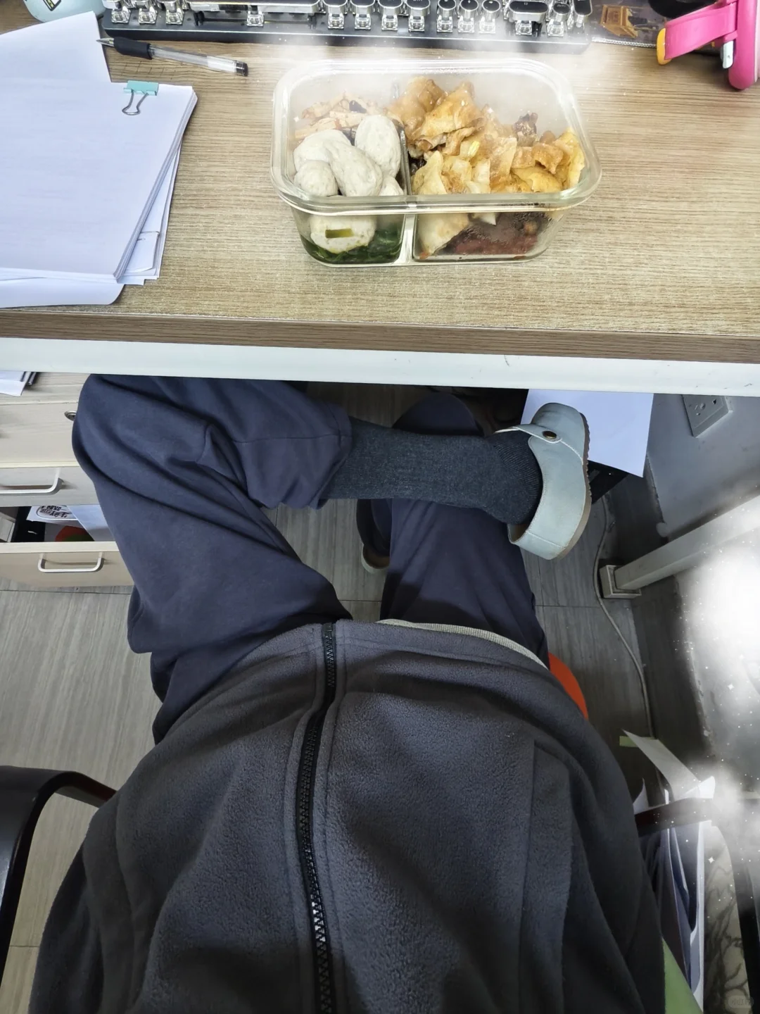 是的总裁这女的又把过膝袜当秋裤穿了