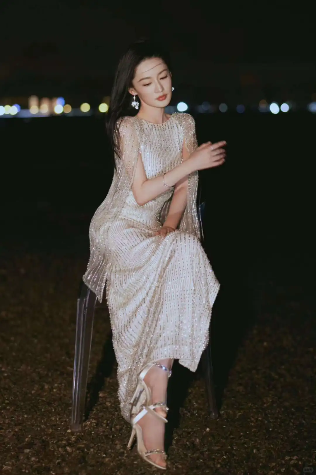 李沁 碎钻月光裙 开衩露美腿