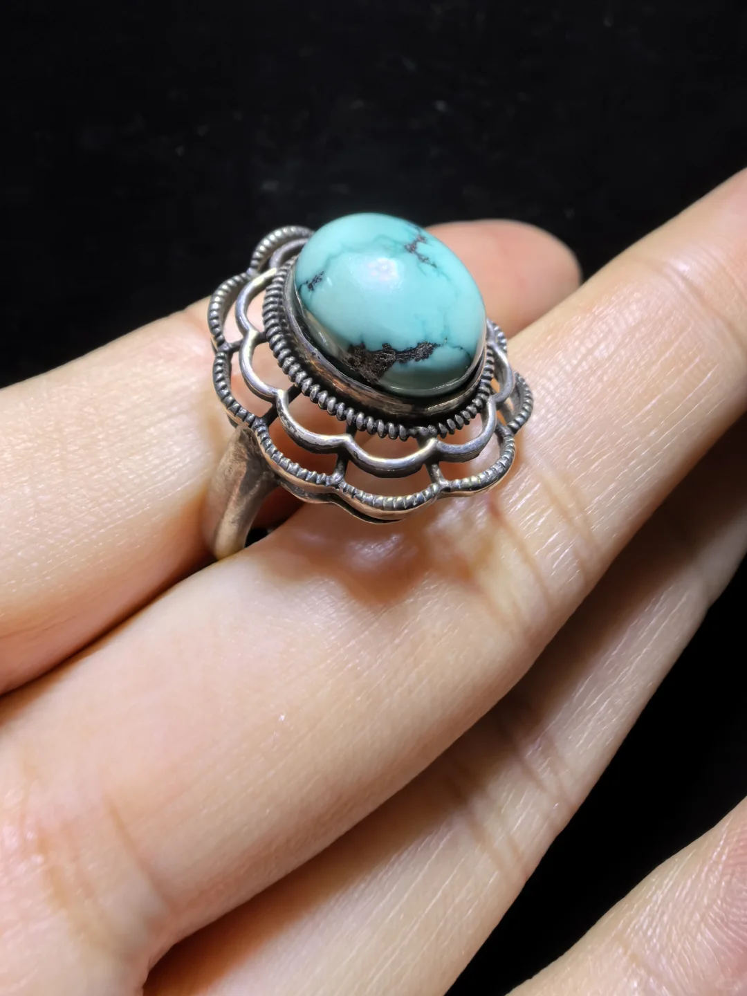 纯天然松石戒指男女款，瓷度密度较高，湖绿