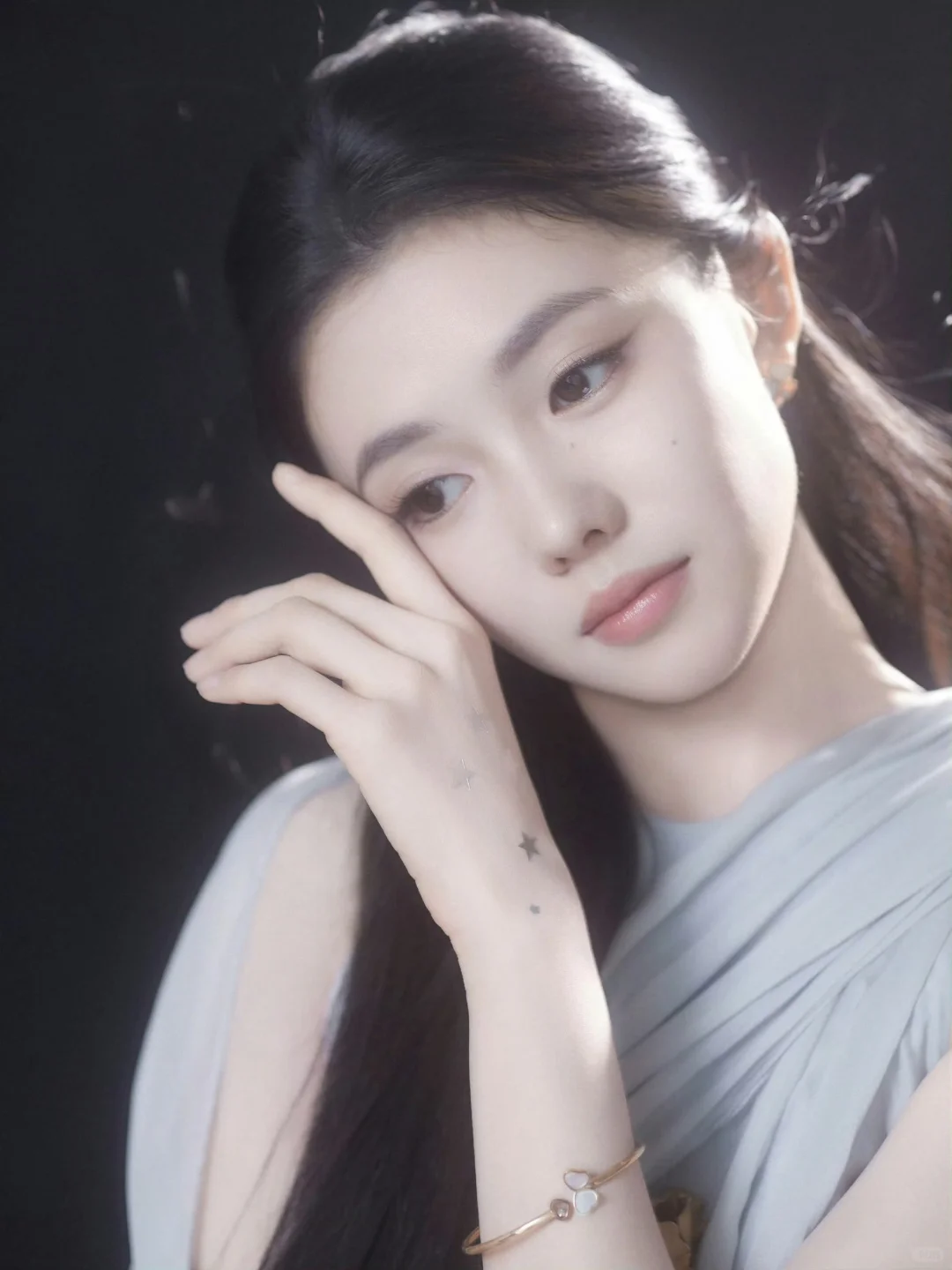 刘浩存 易碎感仙颜柔纱腰臀线