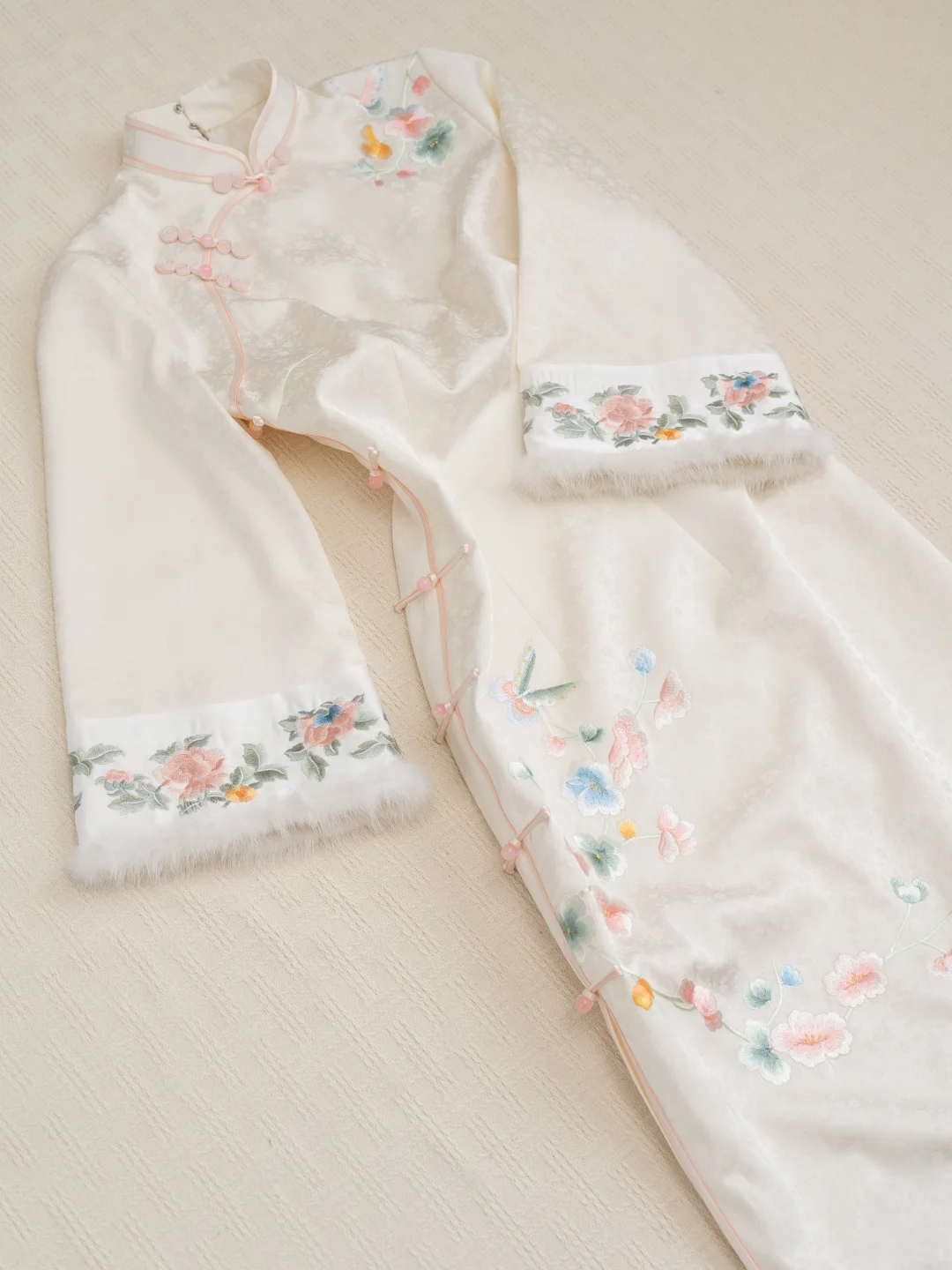 做了一件古典的倒大袖旗袍！好温油～