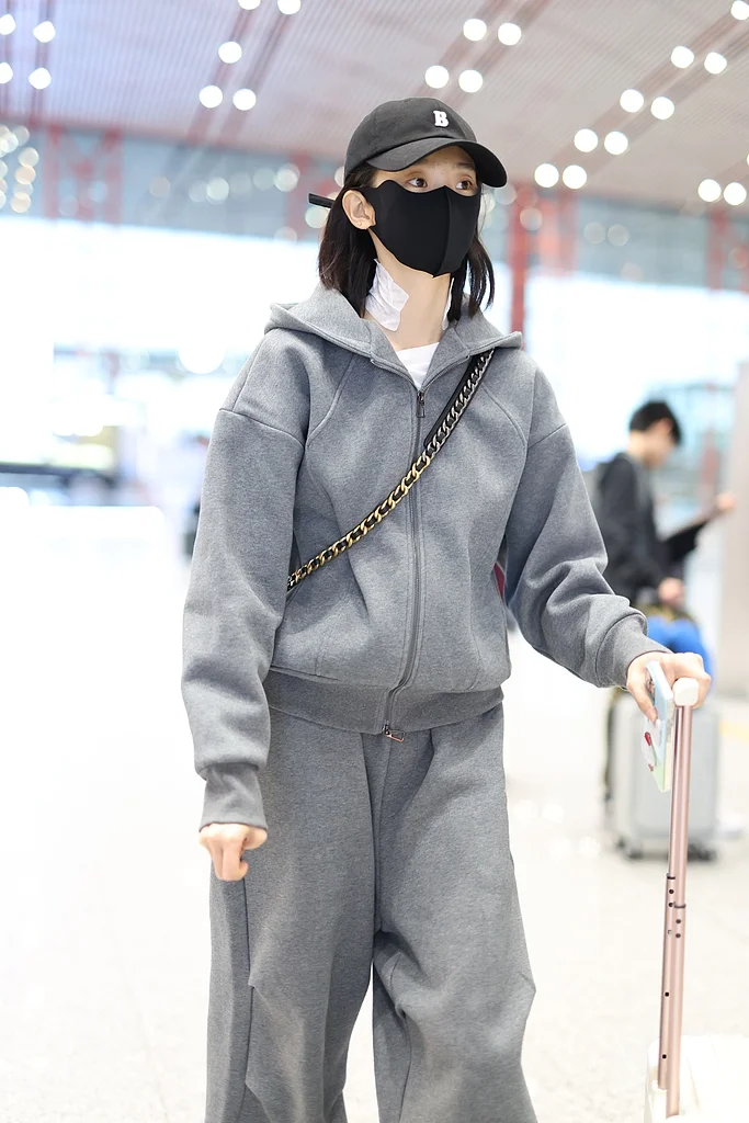 张艺凡灰色运动套装休闲时尚又舒适