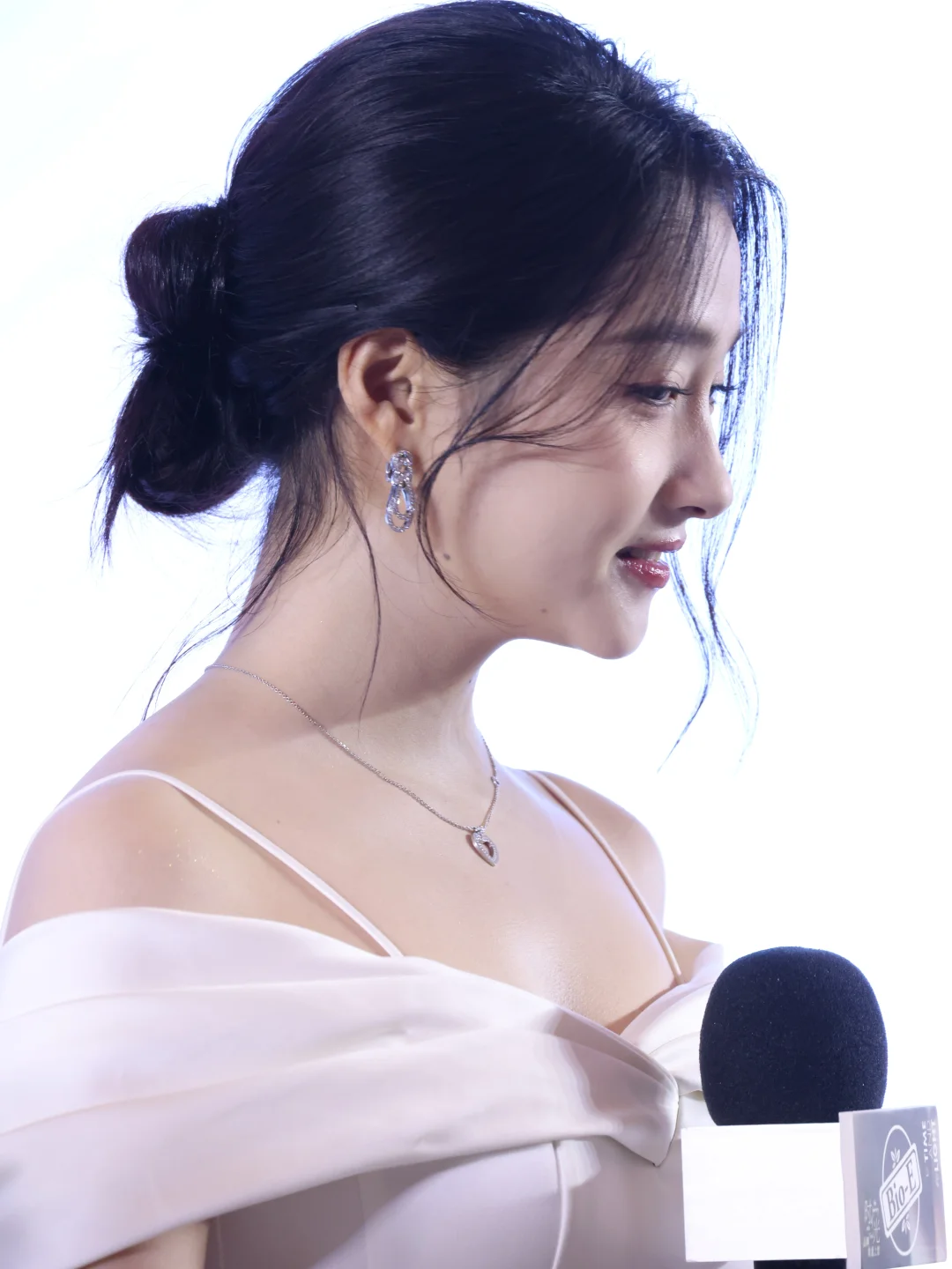 关晓彤活动生图，一字肩吊带裙身材比例惊人