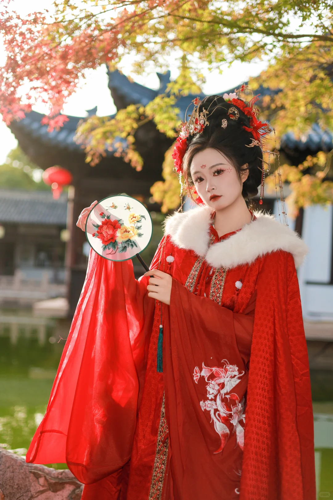 红裙映水，鬓边牡丹，是江南的秋光入了画。