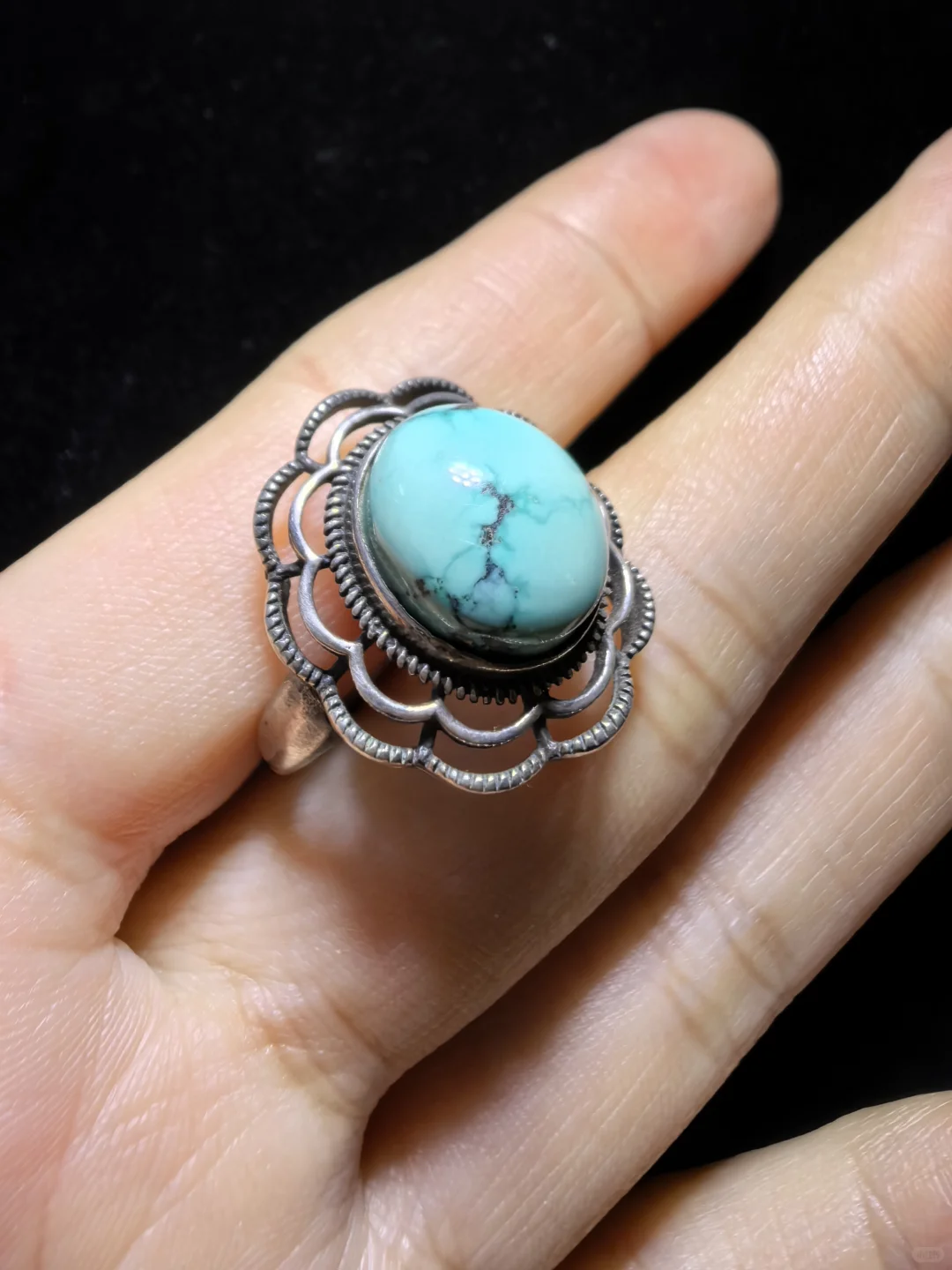 纯天然松石戒指男女款，瓷度密度较高，湖绿