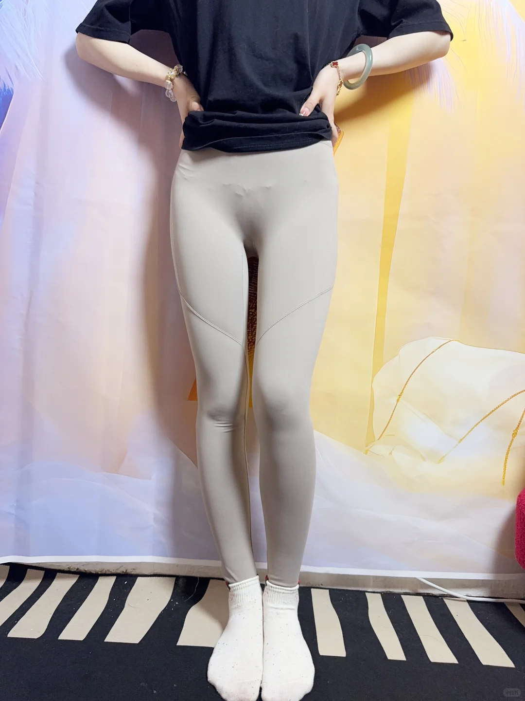 被问爆粪 燕麦色瑜伽裤+白袜的松弛感公式