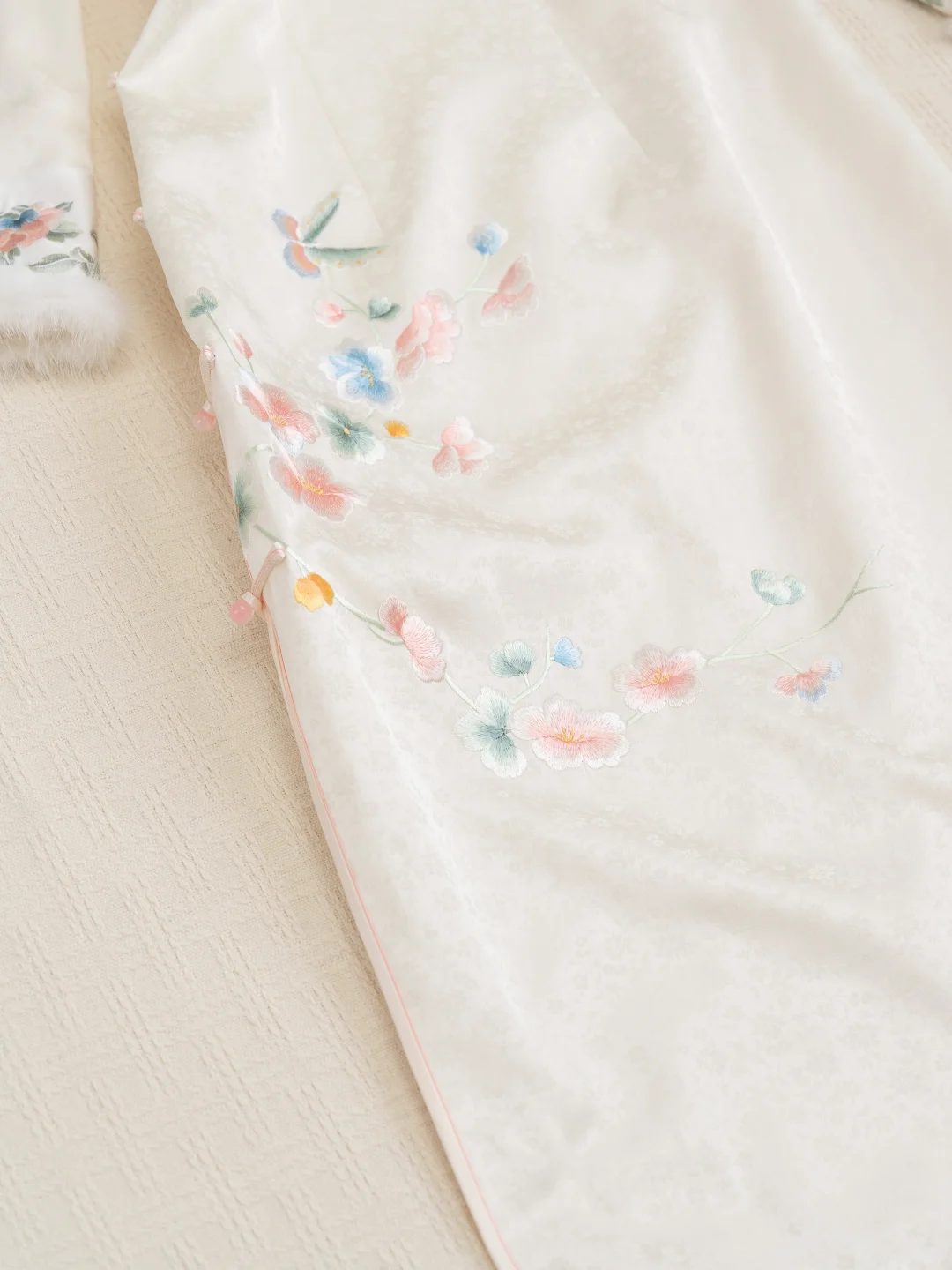 做了一件古典的倒大袖旗袍！好温油～