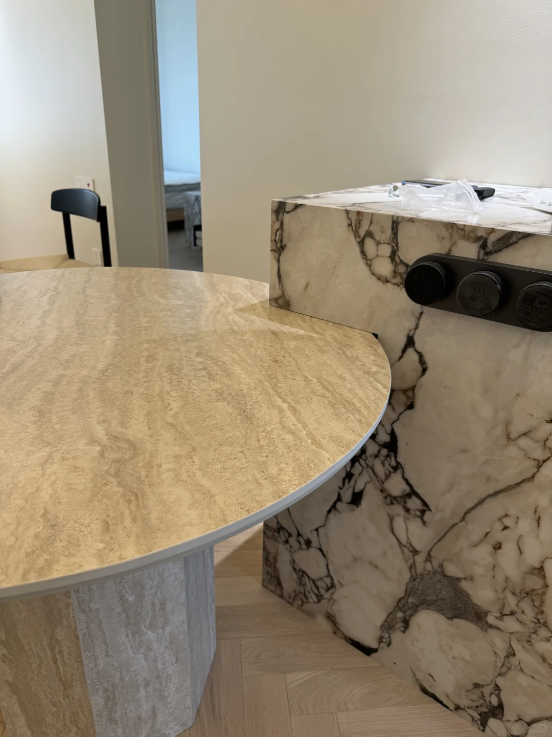 1米的餐桌好小，想看看你们家的圆桌