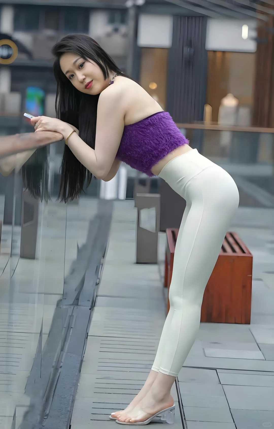 街拍美女：瑜伽裤的时尚魅力