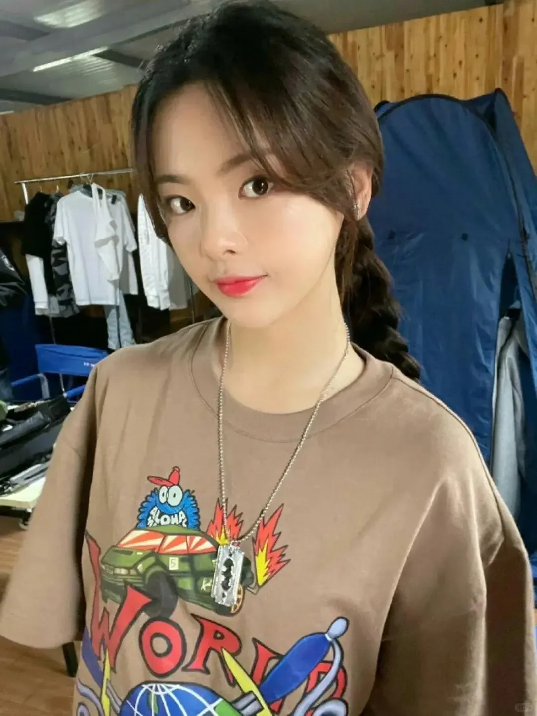 杨超越红毯憋笑！脸和身材都开挂✨