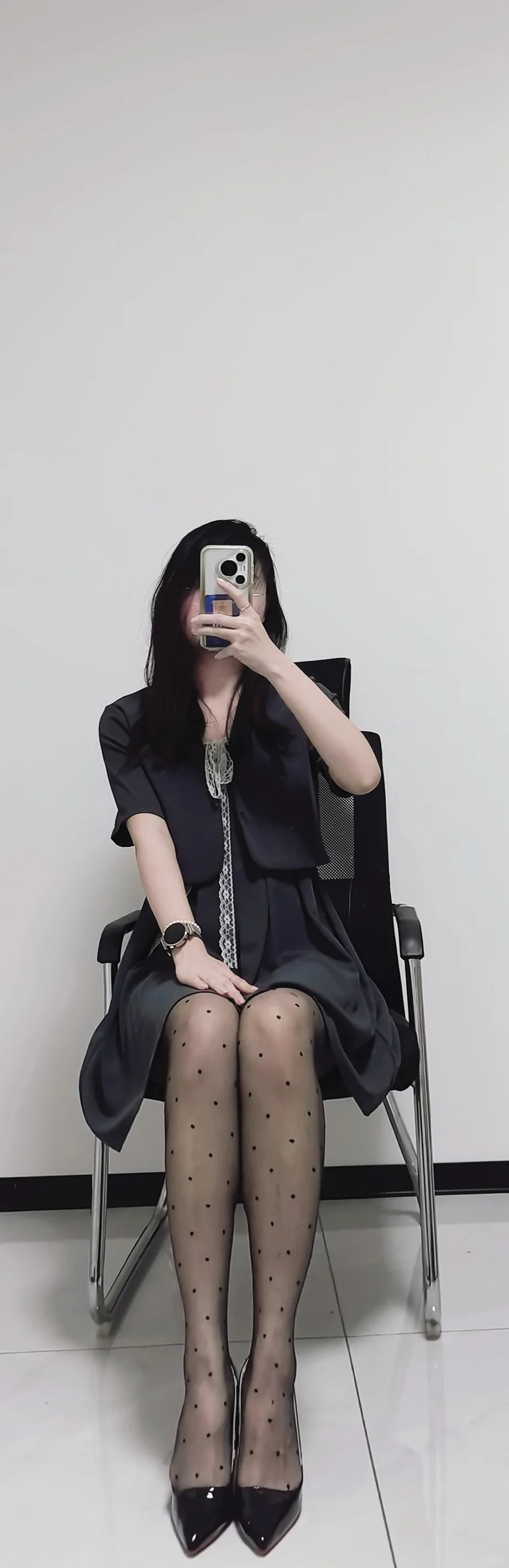 职场轻熟风｜灰调套装+波点丝袜的小心机