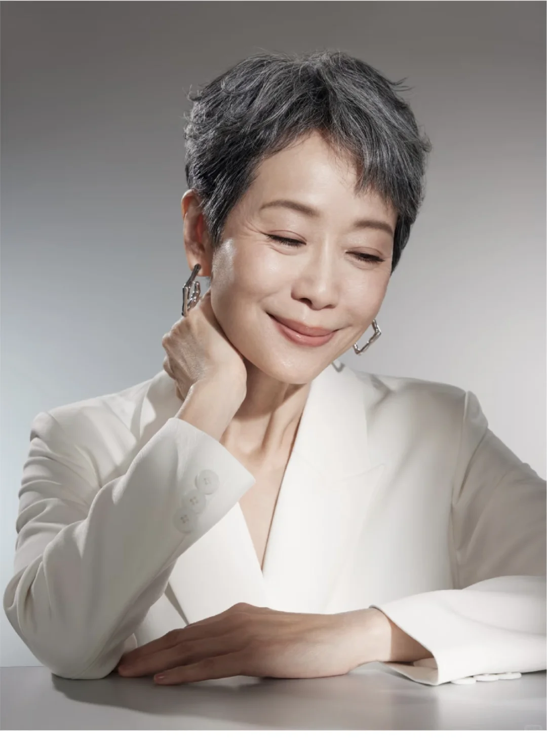 叶童：从许仙到乘风姐姐，62岁活成银发超模