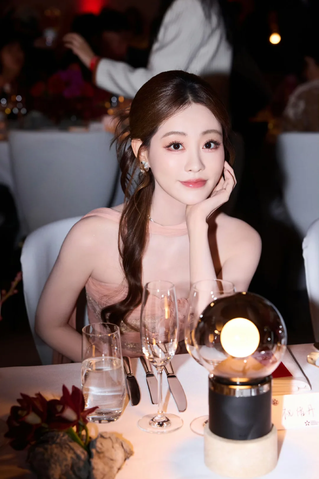 祝绪丹 蕾丝糖纸裙粉雾水蜜桃