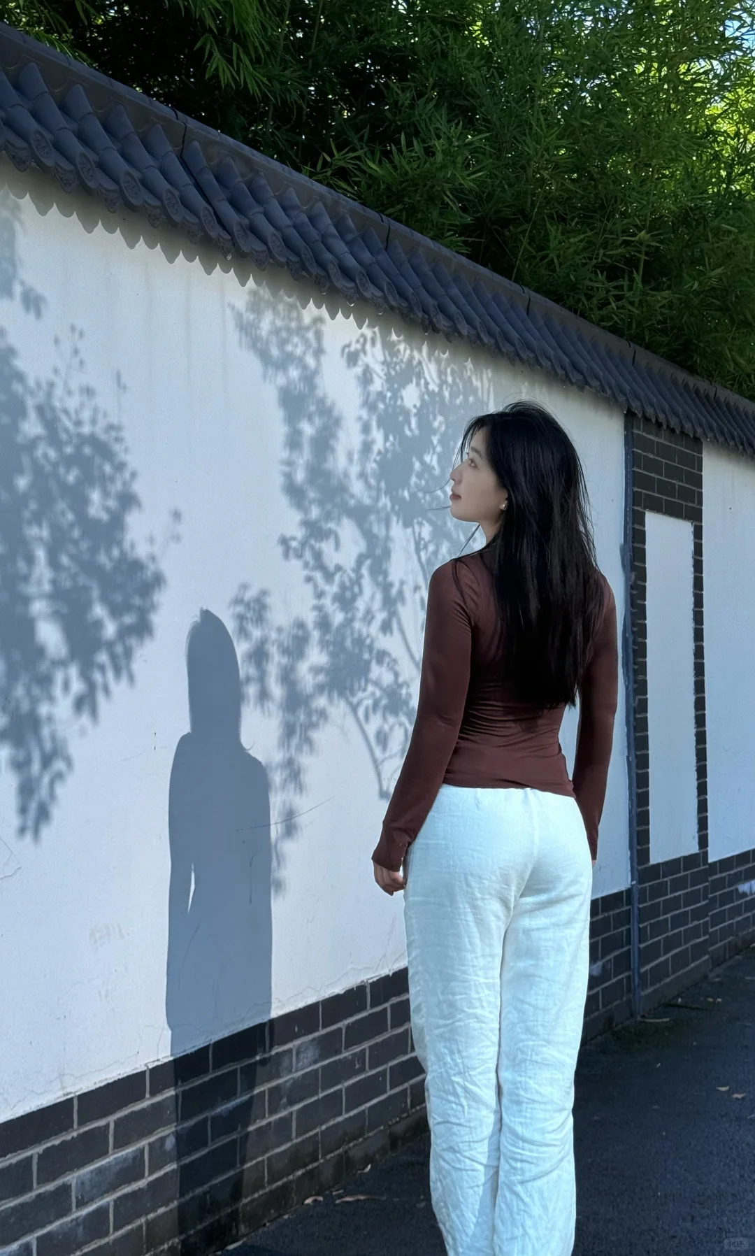 当阳光洒在墙面上