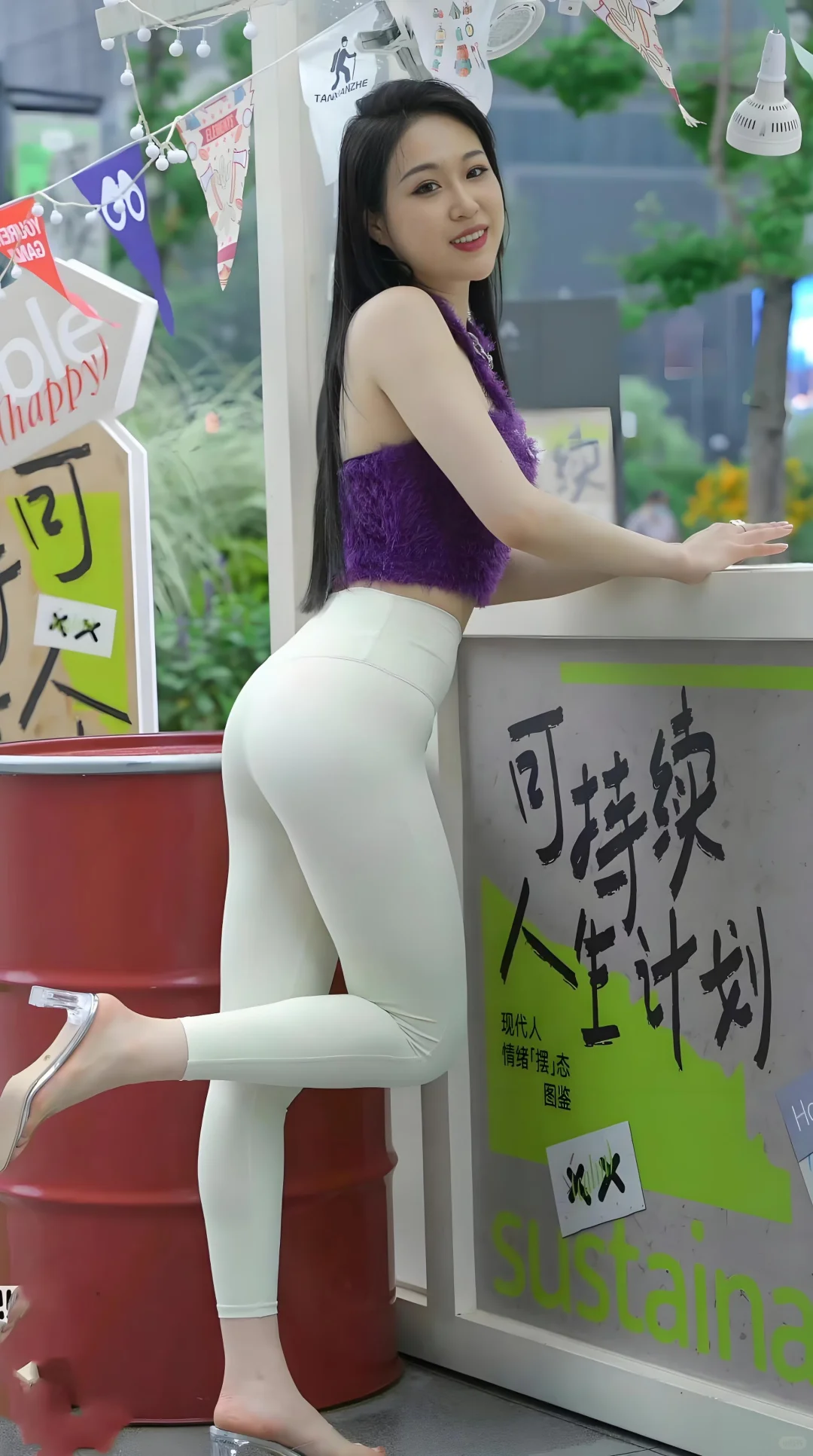 街拍美女：瑜伽裤的时尚魅力