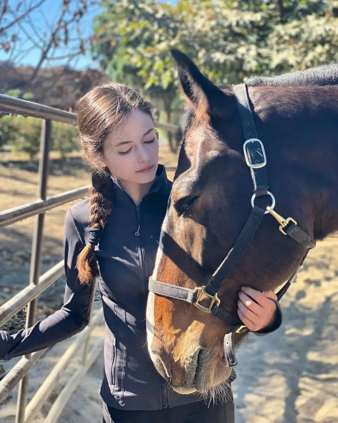 祝自然之女Mackenziefoy25岁生日快乐