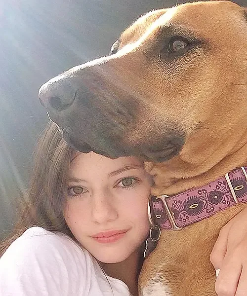 祝自然之女Mackenziefoy25岁生日快乐