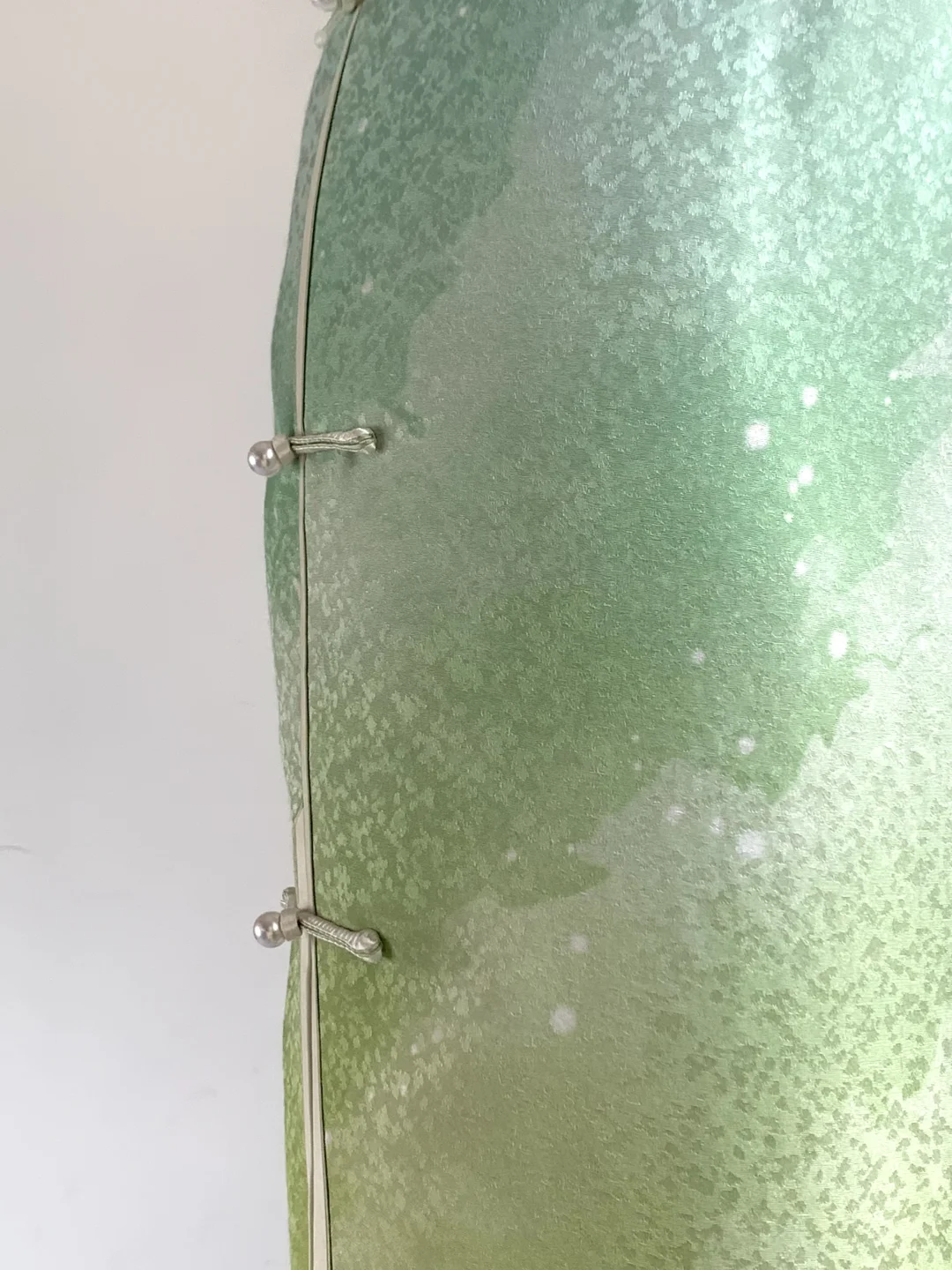 这件旗袍像是不经意打翻的青苹果汁🍏