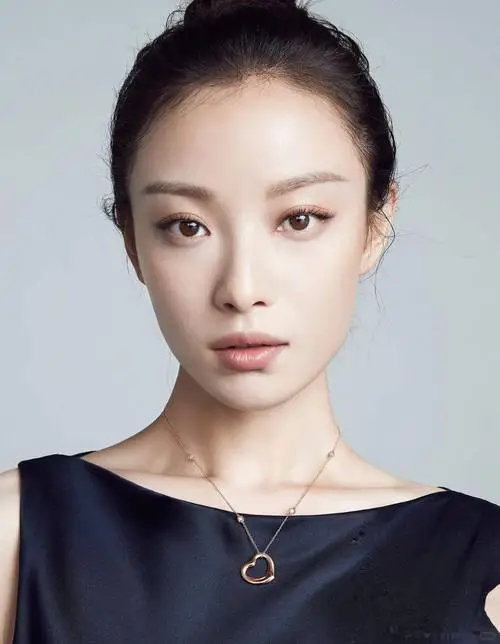 - 倪妮佝偻背影火了：卸下光环的真实，比精