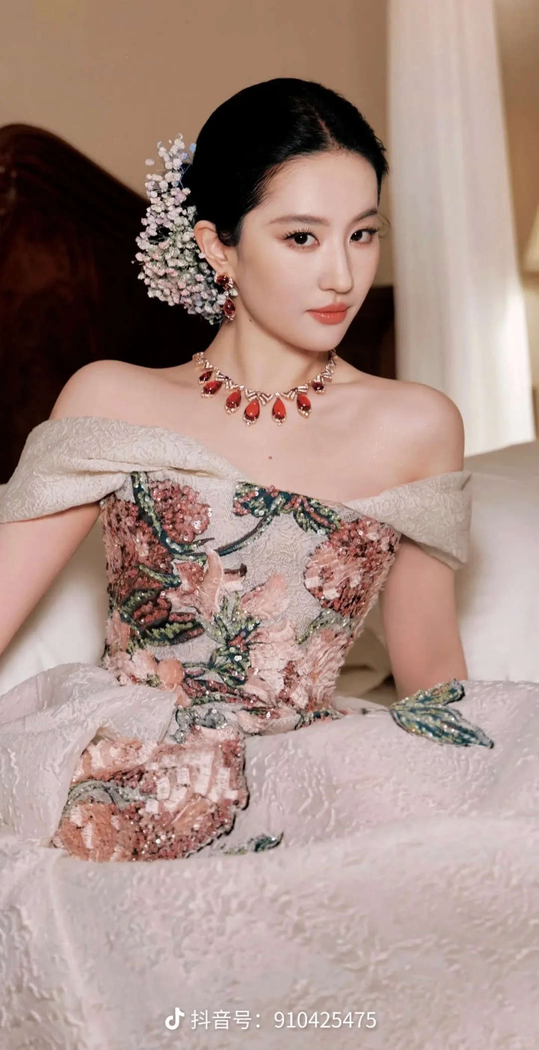 为啥非说我跟刘亦菲女神长得像啊😭😭