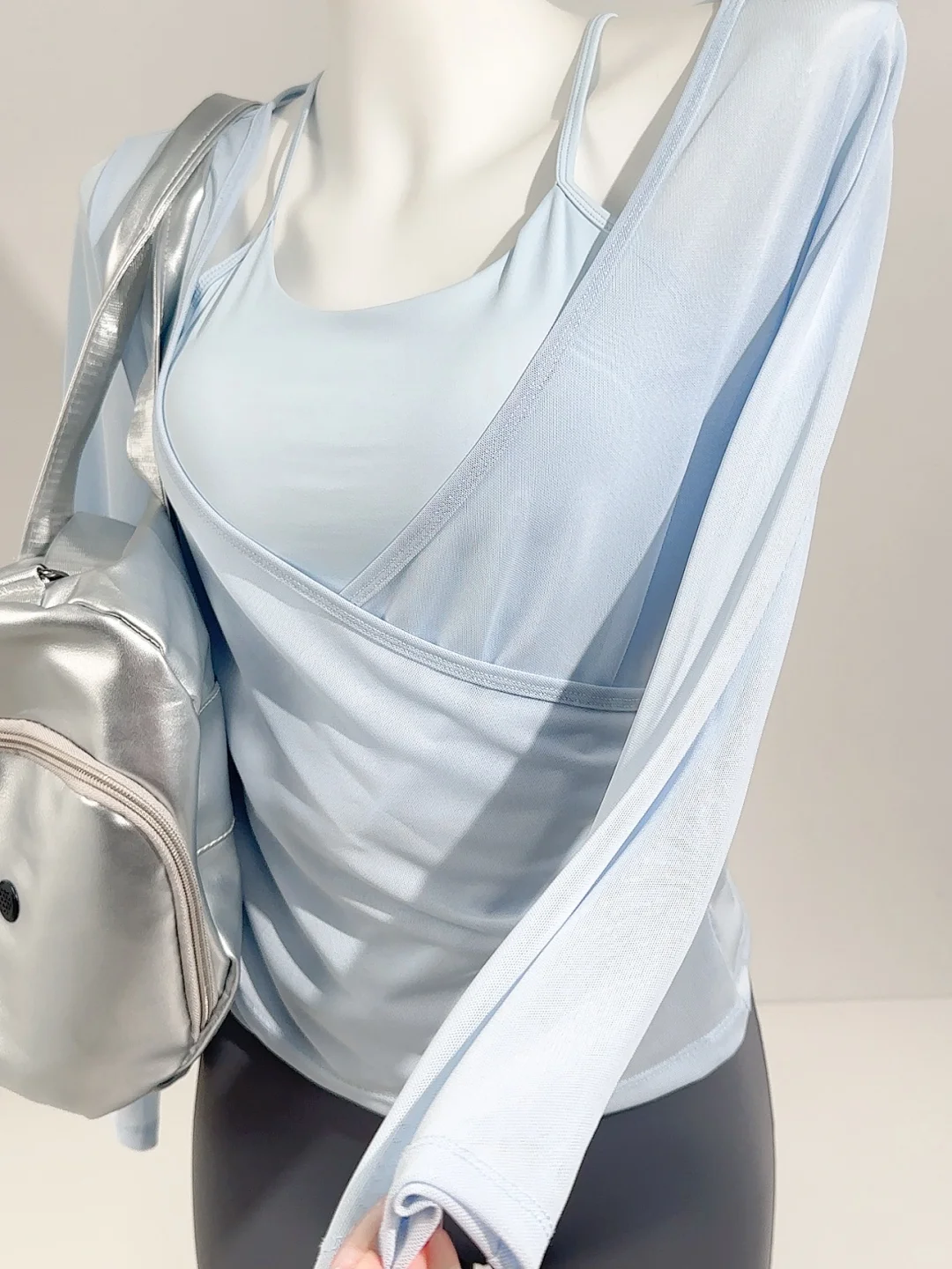 这件“小蛮腰罩衫吊带”直接把腰焊在最细