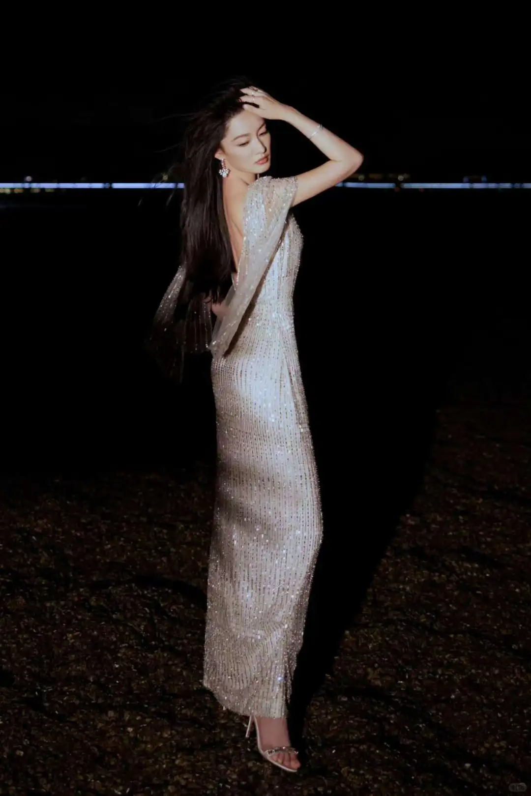 李沁 碎钻月光裙 开衩露美腿