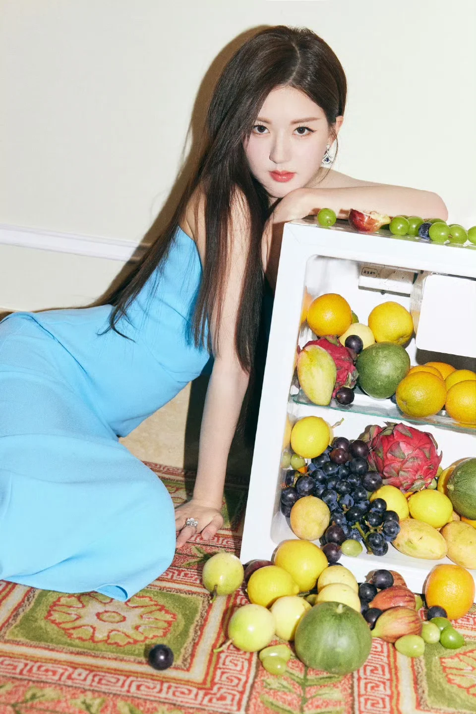 赵露思 蓝色抹胸裙 勒出S曲线