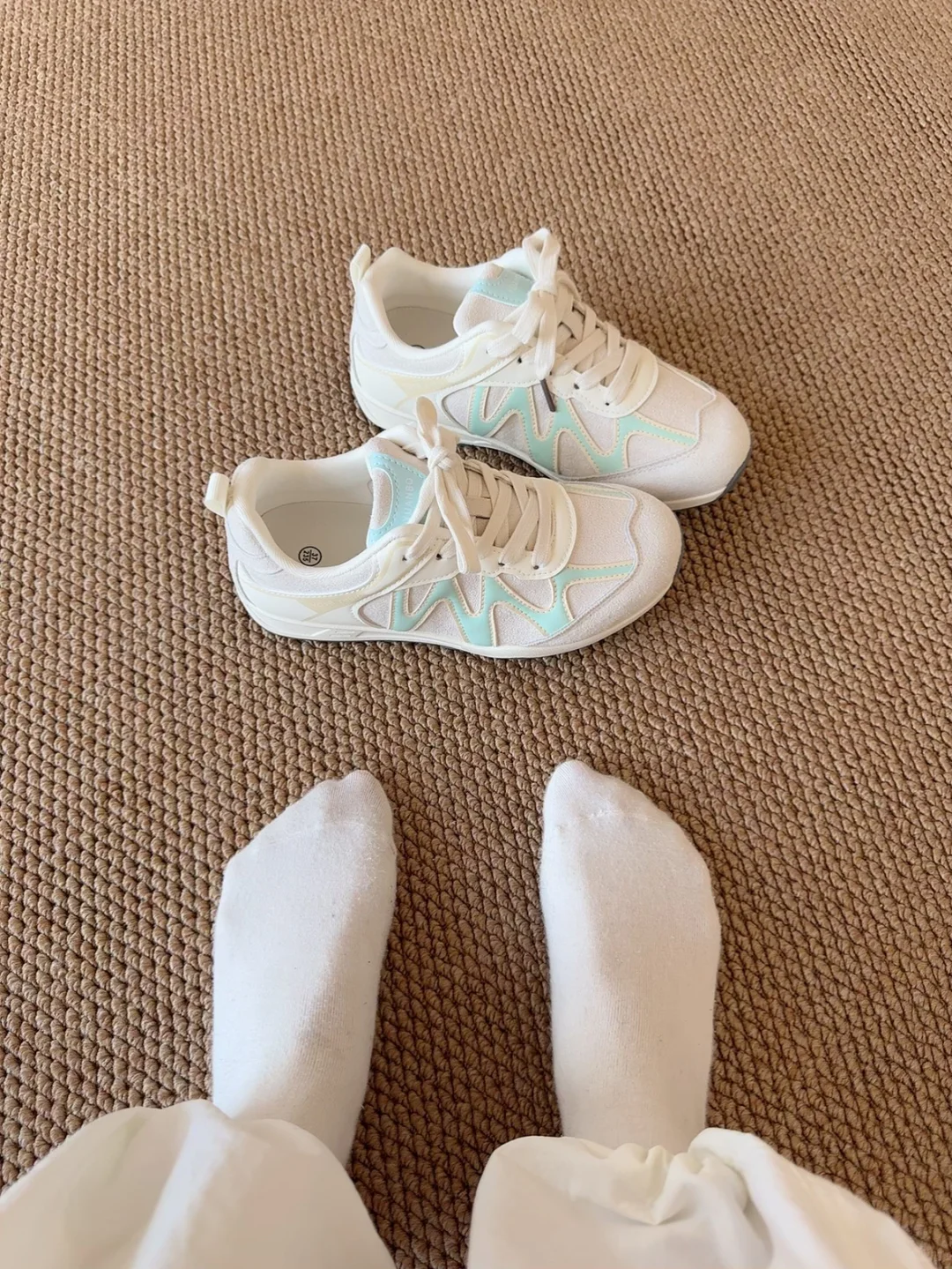 我的鞋柜一角，鞋子太多啦～