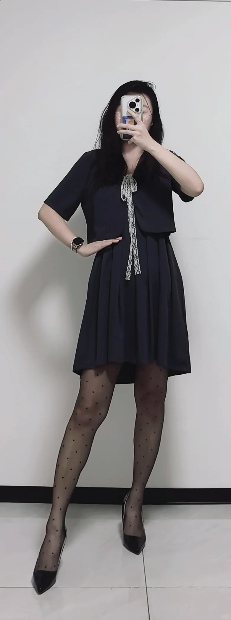职场轻熟风｜灰调套装+波点丝袜的小心机