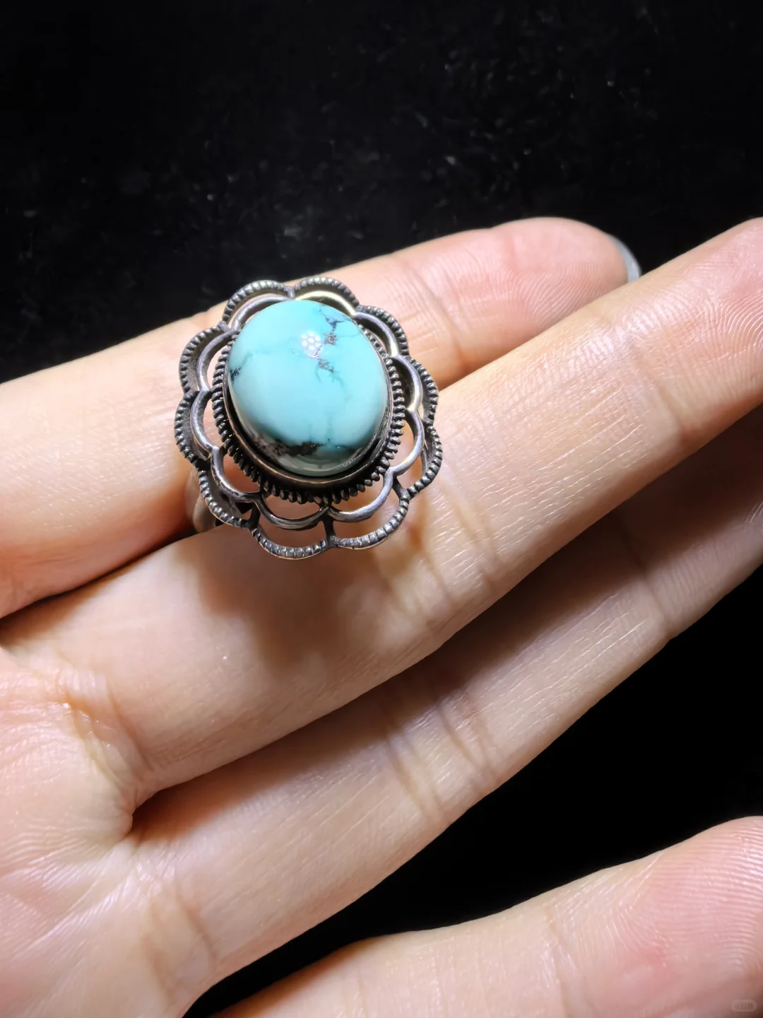 纯天然松石戒指男女款，瓷度密度较高，湖绿