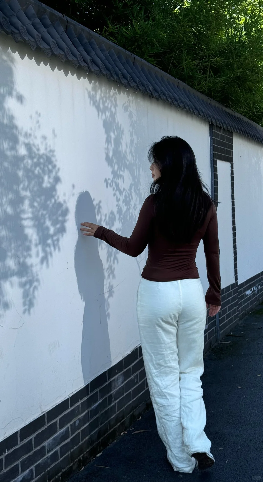 当阳光洒在墙面上