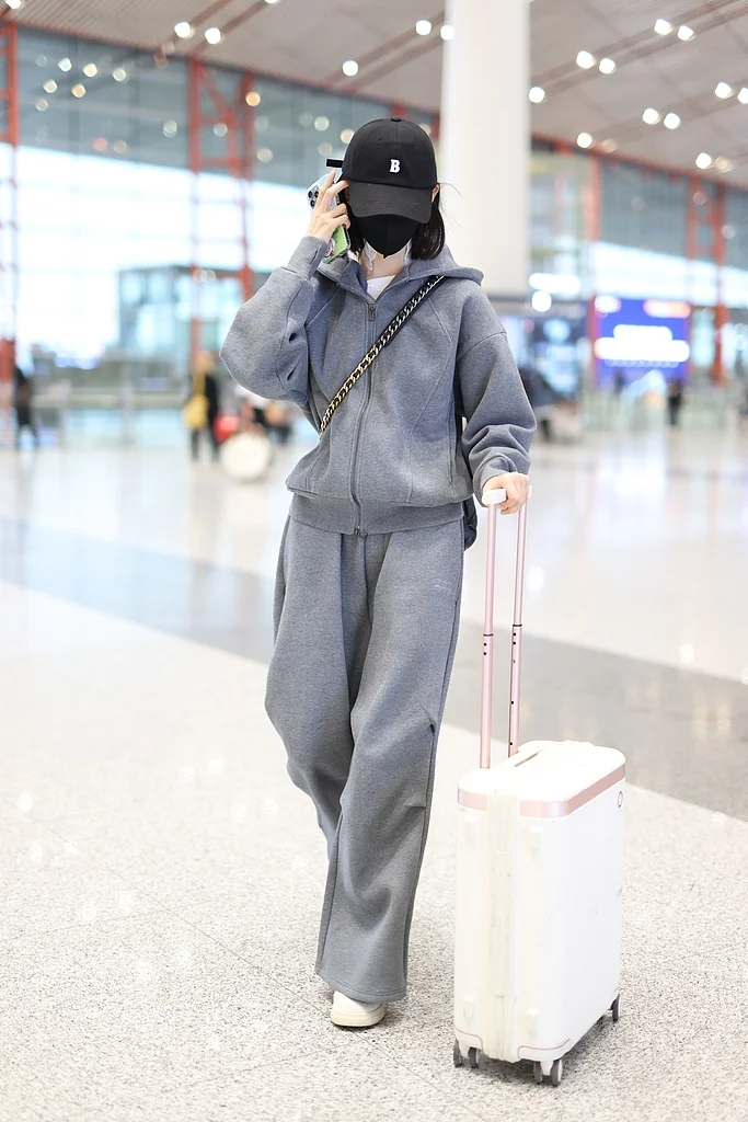 张艺凡灰色运动套装休闲时尚又舒适